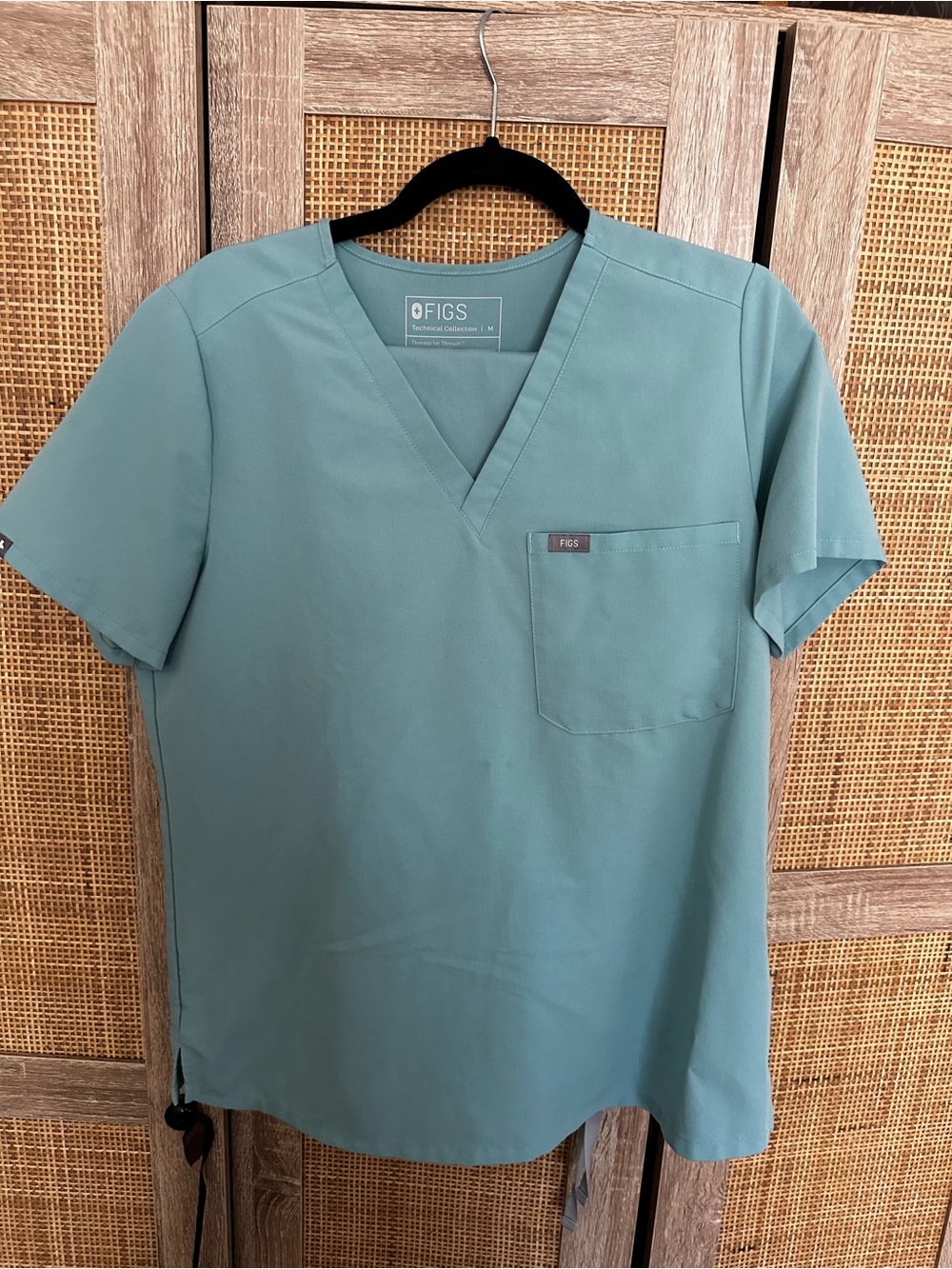 Figs Women’s Short Sleeve V-Neck Scrub Top in Teal